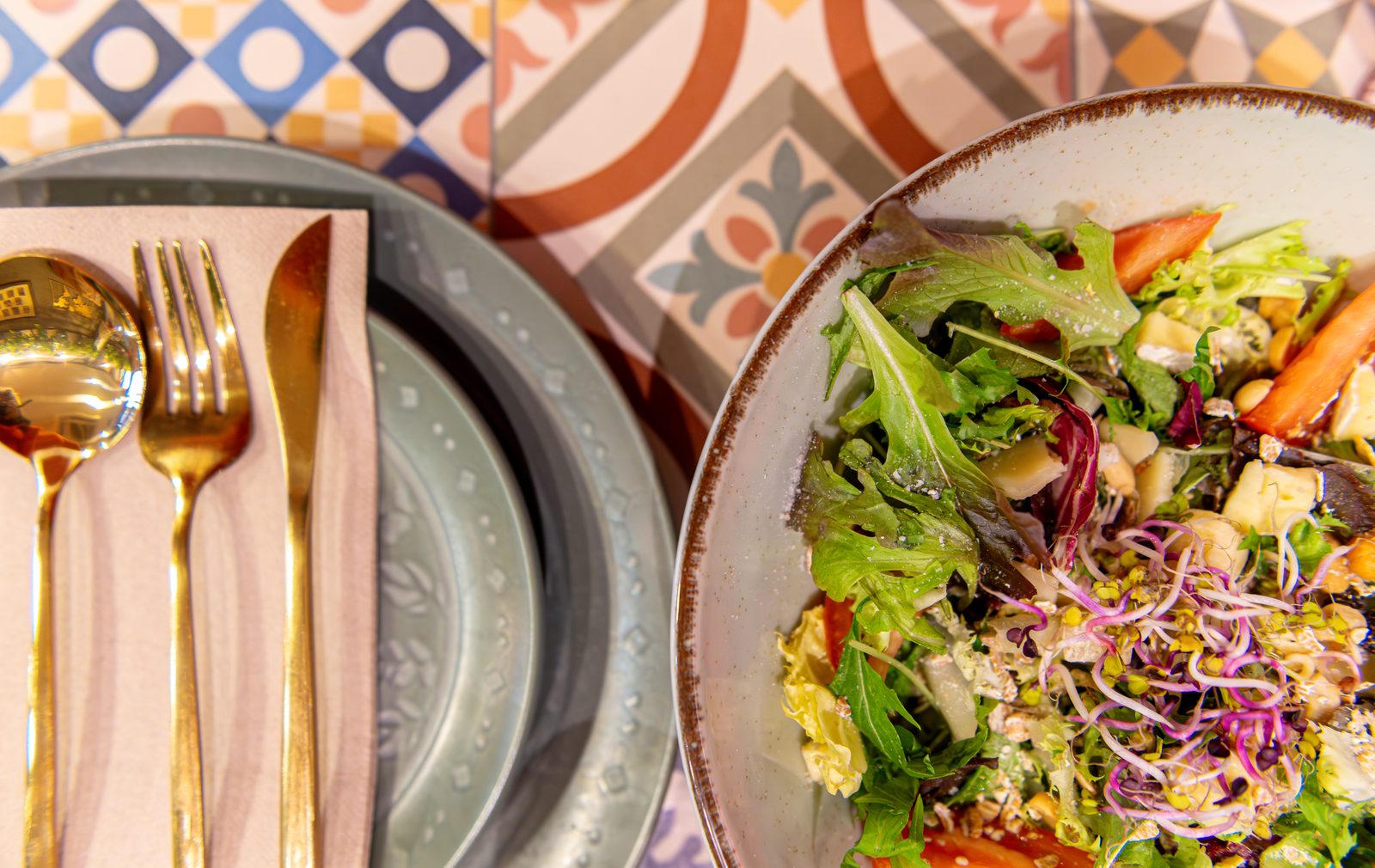Detalle de mesa montada en el Little Conde, reservado privado para celebraciones en Granada